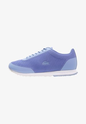 Jasnoniebieski but sportowy z siateczkowymi i gładkimi panelami, biała podeszwa i logo Lacoste. Ergonomiczny kształt z sznurowanym zapięciem.