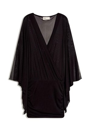 Czarna, prześwitująca sukienka w stylu kimono z długimi, szerokimi rękawami, dekoltem w serek, plisowanym górnym części i marszczoną dopasowaną spódnicą.