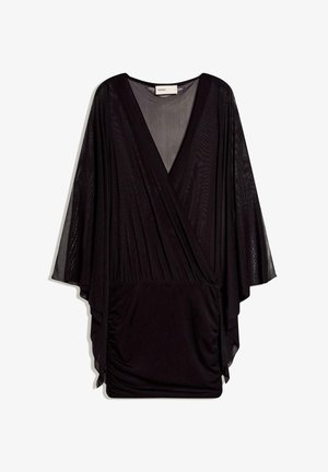 Sort transparent kimono-stil kjole med lange brede ærmer, V-halsudskæring, plisseret krop og rynket tætsiddende nederdel.