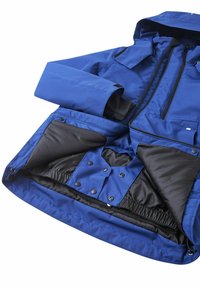 Blaue wasserdichte Jacke mit einem Reißverschluss vorne, verstellbarer Kapuze, schwarzem Innenfutter, Druckknöpfen und elastischem Bund für einen sicheren Sitz.