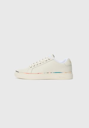 Sneaker bassa color avorio con design a lacci, fodera interna bianca e sottile bordatura multicolore lungo il bordo della suola, vista laterale.