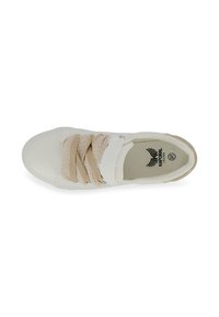Sneaker bianca con lacci zigzag beige, superiore in tessuto, suola in gomma e logo sulla soletta. Progettata per comfort e uso informale.