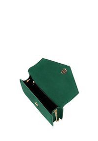 Clutch in suede verde con zip e accessori dorati, caratterizzato da un'apertura superiore, forma esagonale e un interno con texture liscia.