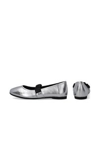 Silberne Ballettschuhe mit metallischem Finish, ausgestattet mit einem schwarzen Stoffschleifenakzent und einer abgerundeten Spitze, entworfen mit einer flexiblen Sohle.
