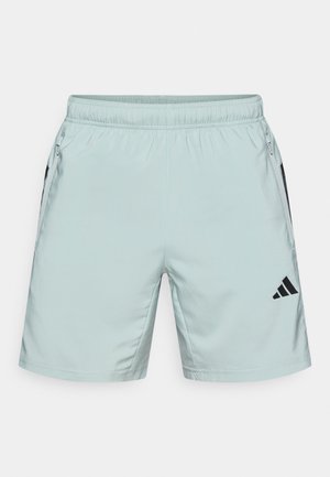 Světle modré sportovní šortky z hladké tkaniny, s elastickým pasem, bočními kapsami a černým logem u lemu.