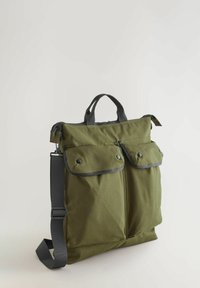 Platnena torba olivno zelene barve z dvema sprednjima žepoma in črnimi poudarki. Ima dva zgornja ročaja in nastavljiv ramenski trak. Zadrga za zapiranje.