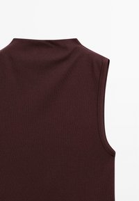 Top sans manches bordeaux en tissu lisse et extensible. Présente un col haut et des coutures renforcées le long des bords.