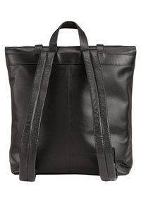 Mochila de cuero negro con dos correas, parte superior plana y diseño minimalista. Presenta una textura suave y acentos cosidos a lo largo de las costuras.