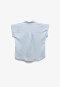 Camicia a maniche corte azzurro chiaro con colletto, caratterizzata da una texture liscia e una piega sul retro. Il design è morbido con un orlo arrotondato.
