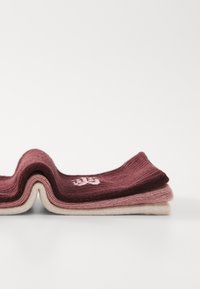 Drei Paar gestrickte Socken in Burgunder, Rosa und Creme, mit einem strukturierten Muster und einem kleinen Logo, das auf der burgunderfarbenen Socke gestickt ist.
