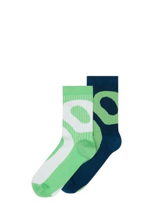 Deux paires de chaussettes : l'une verte avec des motifs blancs et l'autre bleu marine foncé avec des accents vert clair. Les deux présentent des bords côtes et une texture douce.