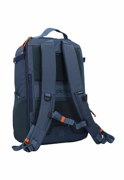 Zaino di colore blu scuro con spallacci imbottiti, tasche esterne e dettagli arancioni; presenta un design elegante e moderno.