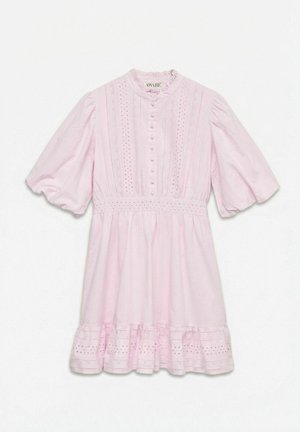 Robe courte rose pâle avec manches bouffantes, devant boutonné, détails en dentelle sur le buste et l'ourlet, et un col rond avec un léger volant.