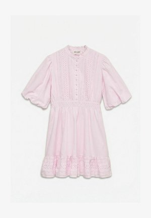 Vestido corto de color rosa claro con mangas abullonadas, parte delantera con botones, detalles de encaje en el corpiño y el dobladillo, y escote redondo con un ligero volante.