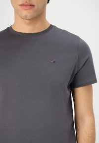 Tommy Jeans SLIM TEE - T-shirt - bas - washed black