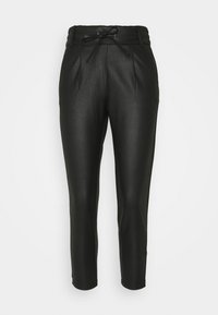 Svarta byxor i konstläder med dragsko i midjan, smalnade ben och framtill veck. Slät textur med en elegant, åtsittande design.