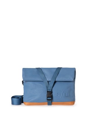 Blaues wasserdichtes Bag mit Rollverschluss, verstellbaren Trägern und einem beigen Bodenakzent. Mit einem Verschluss und einem geprägten Logo.