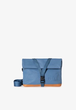 Blaues wasserdichtes Bag mit Rollverschluss, verstellbaren Trägern und einem beigen Bodenakzent. Mit einem Verschluss und einem geprägten Logo.