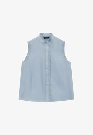 Lichtblauw mouwloos blouse met een ronde kraag, met een knoopsluiting aan de voorkant en verticale ruches langs de knoopsluiting. Glad stofoppervlak.