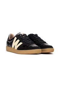 Sneakers neri con tomaia lucida a trama coccodrillo, dettagli laterali crema e suola in gomma. Presentano lacci neri e colletto imbottito.