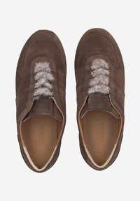 Baskets en suede marron avec une zone de lacets texturée, des bords lisses et un logo embossé sur la semelle intérieure. Des lacets en fourrure distinctifs ajoutent une touche de détail.