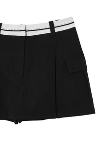 Jupe noire avec une ceinture blanche, design plissé, poche cargo sur le côté, en tissu au texture lisse, avec des accents cousus.