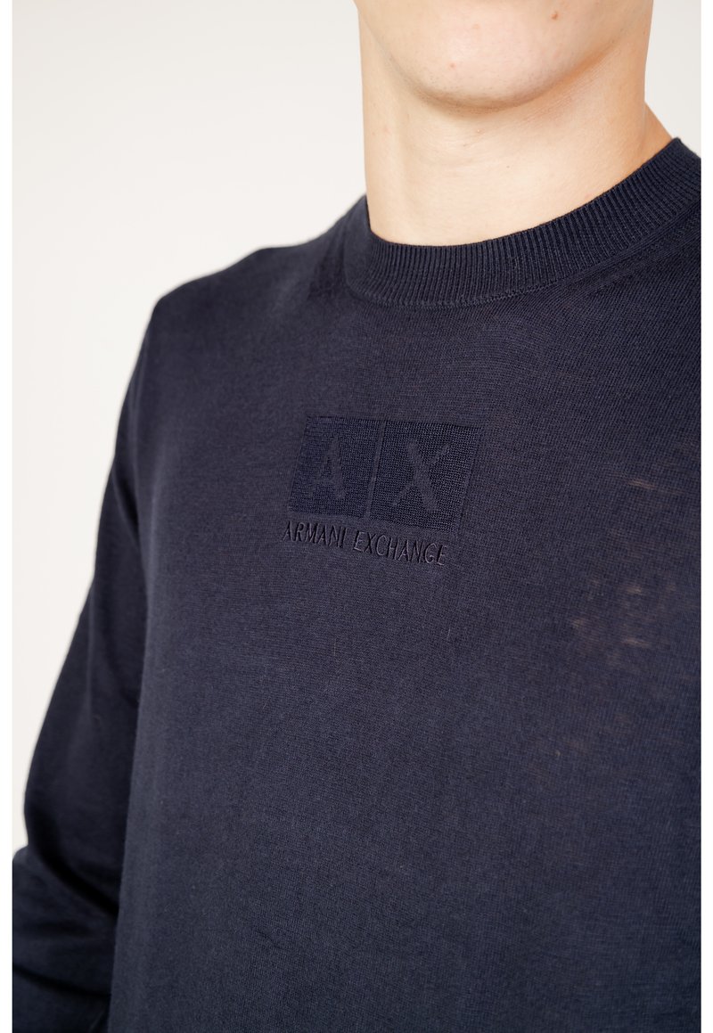 Navyblaues Rundhalsausschnitt-Sweatshirt aus Baumwolle, mit einem strukturierten Armani Exchange-Logo auf der Brust sowie gerippten Bündchen und Halsausschnitt.