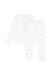 Σετ βαμβακερής πυτζάμας που περιλαμβάνει λευκό πάνω μέρος με μακριά μανίκια και παντελόνι με ολοκληρωμένο μοτίβο από μικρές, πολύχρωμες καρδιές σε ανοιχτό φόντο.