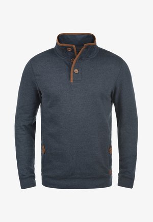 Marineblauer Pullover mit hohem Kragen, braunen Akzenten am Kragen und an den Knöpfen sowie strukturiertem Stoff. Verfügt über Seitentaschen und gerippte Bündchen.