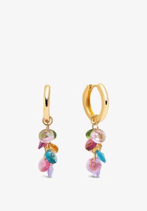 Goldene Creolen mit bunten Perlen und Kristallen in verschiedenen Formen, darunter rund und tropfenförmig, die von der Basis herabhängen.