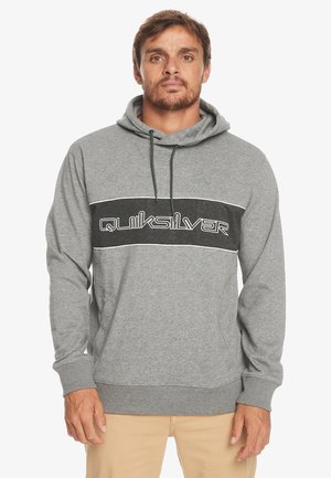 Grå hoodie gjord av mjukt tyg, med ett svart horisontellt streck med vit text "Quiksilver", justerbar dragsko på huvan och känguruficka.