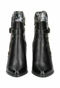 Stivaletti neri in pelle con una tomaia in tessuto decorato, cuciture a contrasto, fibbie laterali e borchie decorative lungo il bordo della suola.