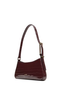 Bordeaux faux lederen handtas met een glanzend krokodillenpatroon, een gebogen vorm en een korte strap met gouden accenten.