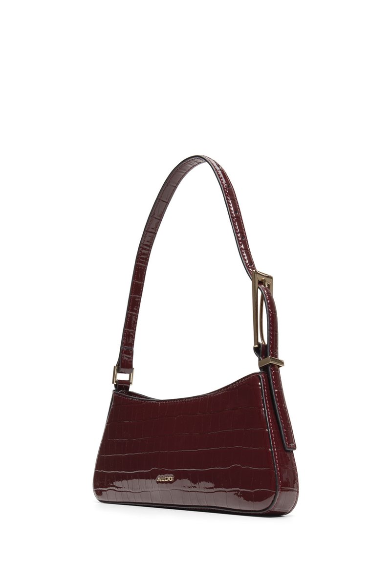 Bordeaux faux lederen handtas met een glanzend krokodillenpatroon, een gebogen vorm en een korte strap met gouden accenten.