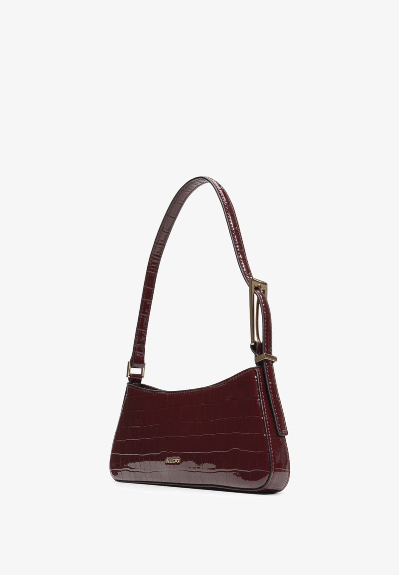 Bordeaux faux lederen handtas met een glanzend krokodillenpatroon, een gebogen vorm en een korte strap met gouden accenten.