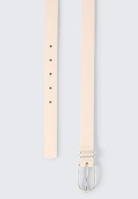 Beige kunstlæderbælte med fem huller til justering, en elegante sølvfarvet metalspænde og minimal syning langs kanterne.