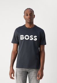 BOSS TEE - Apdrukāts T-krekls - dark blue