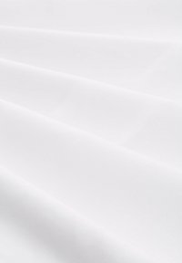 Tissu blanc avec une texture lisse et douce, légèrement brillante. Le matériau est léger, tombant doucement en plis.