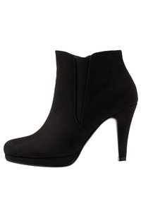 Botte noire à la cheville avec un bout pointu, un talon haut et une texture douce semblable à du daim. Elle se distingue par des panneaux élastiques sur les côtés et une silhouette lisse.