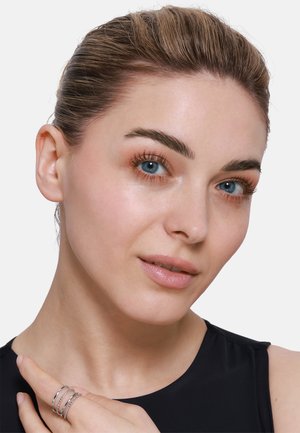 Silberring-Set mit drei ineinandergreifenden Bändern in einem glatten, polierten Finish. Das Modell zeigt die Ringe vor einem neutralen Hintergrund.