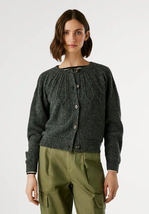 Donkergrijze gebreide cardigan met een ronde halslijn, geribbelde manchetten en een textuurpatroon. Heeft vijf knopen aan de voorkant.