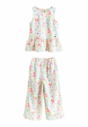 Ujjatlan virágos felső fodros szegéllyel és hozzáillő, bőszárú nadrág pasztell rózsaszín, kék és zöld színekben, fehér háttéren.