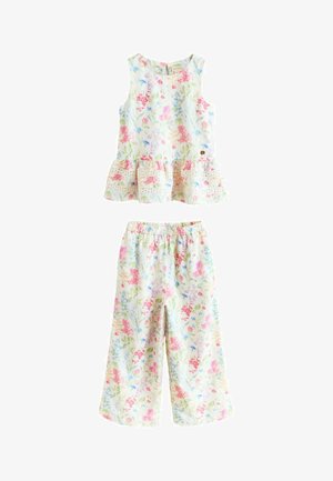 Bezruký kvetinový top s volánovým lemom a zodpovedajúce široké nohavice v pastelových odtieňoch ružovej, modrej a zelenej na bielom pozadí.