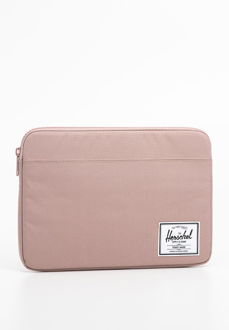 Roze stoffen laptop sleeve met een gladde textuur, ritssluiting en een voorlabel met de merknaam en het logo.