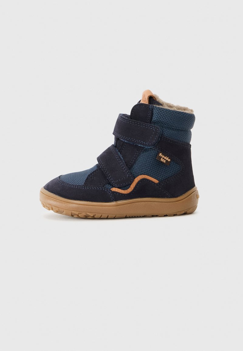 Stivali alla caviglia blu navy con tomaia testurizzata, fibbie in velcro e dettagli beige. Presentano una fodera imbottita e una suola in gomma per una migliore aderenza.