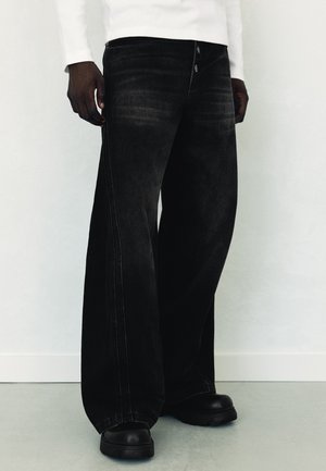 Bershka, BOOT-CUT JEANS - Jean coupe décontractée - black