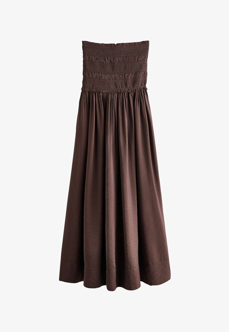 Robe longue marron foncé sans bretelles avec corsage smocké et jupe fluide froncée, confectionnée dans un tissu texturé léger.