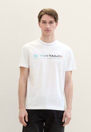 Hvid bomulds t-shirt med korte ærmer, prydet med et trykt logo "TOM TAILOR" og tekst i flere farver. Enkel, afslappet pasform.