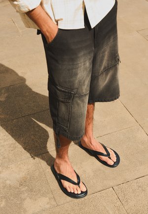 Bershka, THONG - FLAT SANDAL - T-pántos szandálok - black