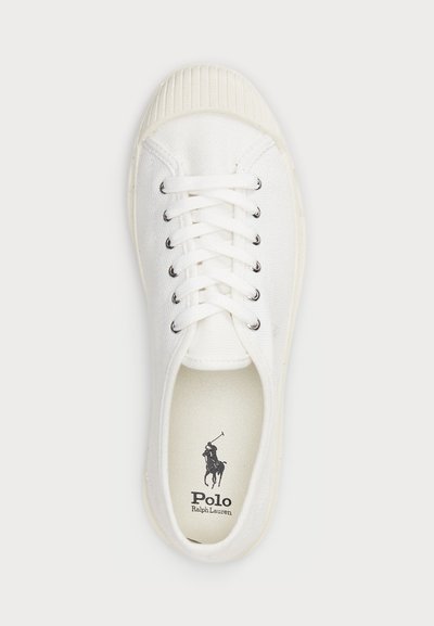 Λευκό καμβά παπούτσι με λευκές κορδόνες, καπάκι από καουτσούκ στη μύτη και λογότυπο στη εσωτερική σόλα. Διαθέτει ασημένια οπές κορδονιών και υφασμάτινες λεπτομέρειες στη σόλα.